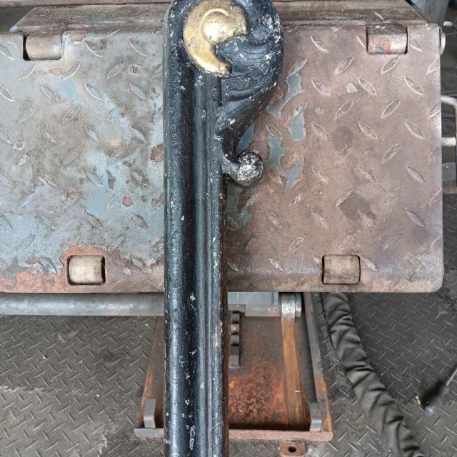 Diesen Handlauf von 1904 haben wir mit Trockeneis gestahlt,um die vielen Farbschichten zu entfernen. Nun kann der Handlauf weiter bearbeitet werden.

#Handlauf #holz #geländer #treppe #mgclean #börnsen