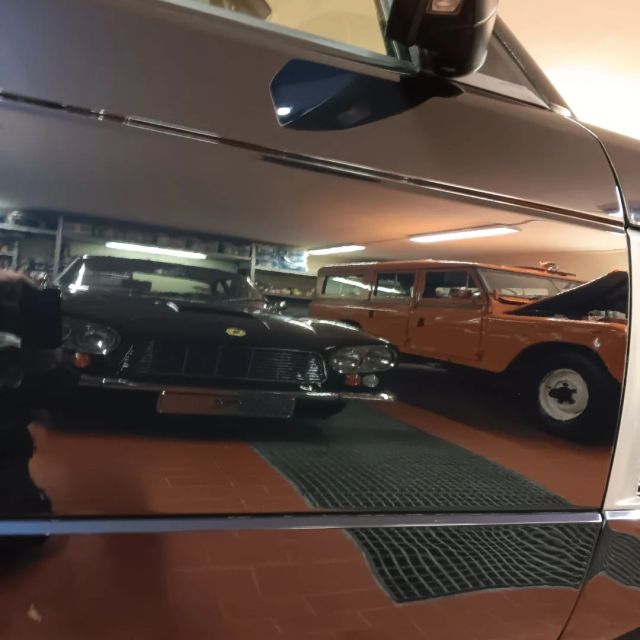Diese Woche habe. Wir außer Haus, direkt beim Kunden gearbeitet. 
Nach einer Lackierung der Radläufe war der gesamte Wagen voll Lacknebel. Der Lack war rau und stumpf.
Durch polieren ind mehreren Schritten haben wir das Auto wieder zum strahlen gebracht. 

#landrover #hochglanzpoliert #lackreinigung #mgclean